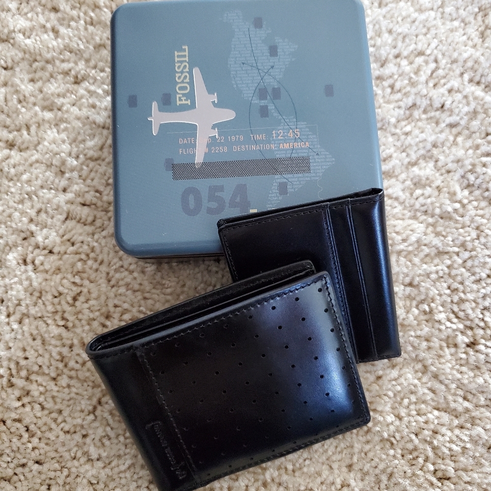 Fossil - Leather Wallet in Vintage Tin Container